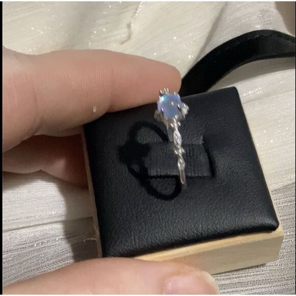 🌓Gorgeous Solid Sterling Silver Petite Moonstone Ring - Picture 6 of 17
